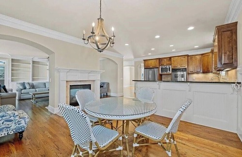 Sandy Springs Casa | Beautiful 4 bedroom, 4 bath private neighborhood serenity Home away from home