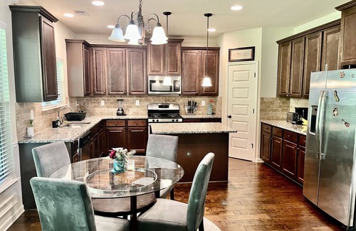 Cliftondale Casa | Beautiful 4 bedroom house - 13 min form the airport. (Music Studio Rental)