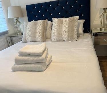 Greenwich Casa | Beautiful 4 bedroom home 3 bathrooms, Excellent location, Family, Group, Corporate, Contractor