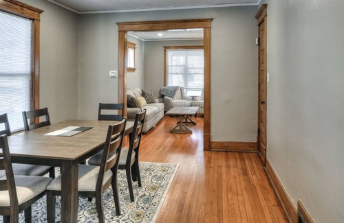 Dundee-Happy Hollow Historic District Casa | Beautiful 4 bedroom home, Midtown, Sanitized