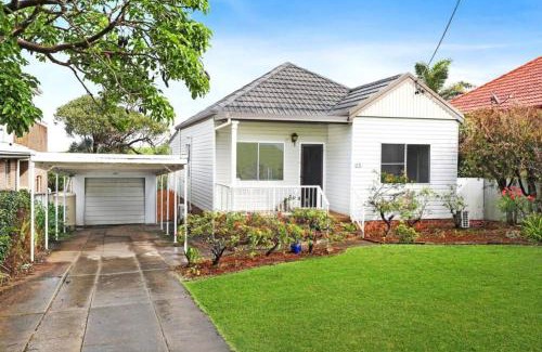 Port Kembla Casa | Beautiful 4-bedroom original beach cottage in Port Kembla