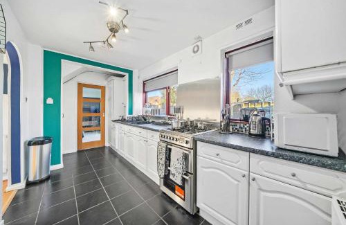 Rugby Casa | Beautiful 4 Bedroom Home with Parking in Rugby