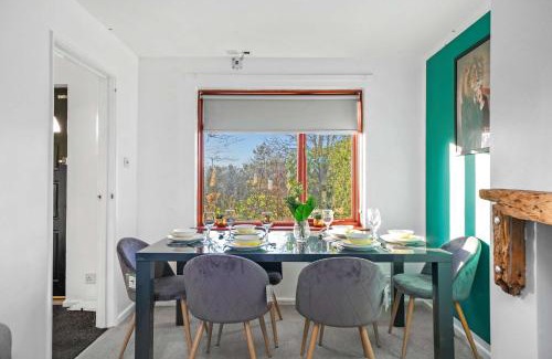 Rugby Casa | Beautiful 4 Bedroom Home with Parking in Rugby