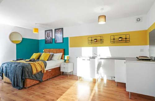 Rugby Casa | Beautiful 4 Bedroom Home with Parking in Rugby