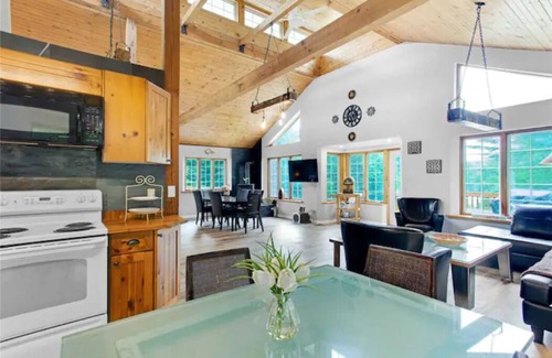 Bracebridge Cabaña | Beautiful 4 Season Muskoka river waterfront cottage with a Hot tub!