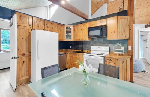 Bracebridge Cabaña | Beautiful 4 Season Muskoka river waterfront cottage with a Hot tub!