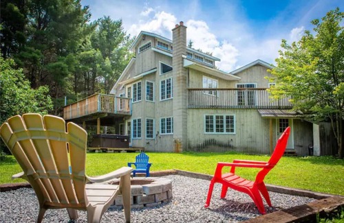 Bracebridge Cabaña | Beautiful 4 Season Muskoka river waterfront cottage with a Hot tub!
