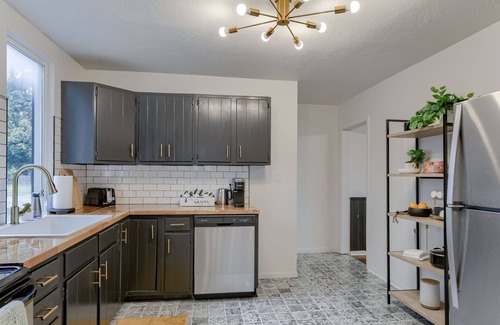 Bethany Casa | Beautiful 4bd with Contemporary Interior upstairs unit