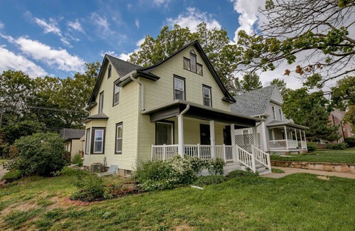 Bethany Casa | Beautiful 4bd with Contemporary Interior upstairs unit