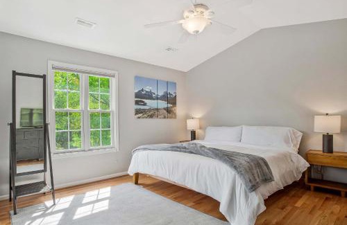 Homewood Casa | Beautiful 4BR - Walking Distance to Stadium