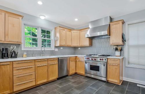 Homewood Casa | Beautiful 4BR - Walking Distance to Stadium