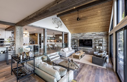 Gravenhurst Cabaña | Beautiful 5 bed 5 bath cottage on Lake Muskoka with 1 slip boathouse