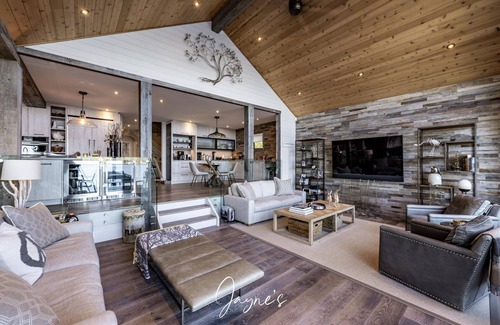 Gravenhurst Cabaña | Beautiful 5 bed 5 bath cottage on Lake Muskoka with 1 slip boathouse