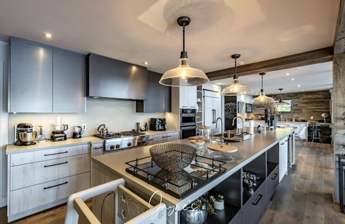 Gravenhurst Cabaña | Beautiful 5 bed 5 bath cottage on Lake Muskoka with 1 slip boathouse