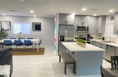 Miami Gardens Casa | Beautiful 5 bedroom Modern Home with a Pool