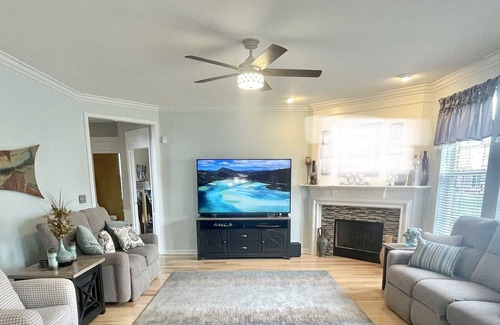 Macomb Casa | Beautiful 6 Bed/6 Bath Home with Theater Room & Jacuzzi