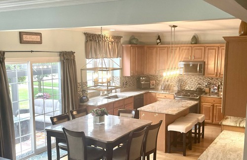 Macomb Casa | Beautiful 6 Bed/6 Bath Home with Theater Room & Jacuzzi