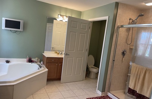 Macomb Casa | Beautiful 6 Bed/6 Bath Home with Theater Room & Jacuzzi