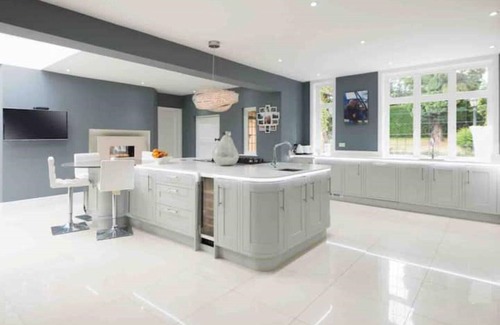 Maidstone Casa | Beautiful 6 Bedroom Home with Pool & Hot Tub