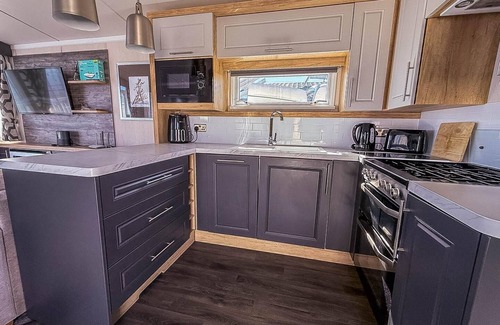 Pakefield Casa | Beautiful 6 berth caravan with full sea views for hire in Suffolk ref 68004CR