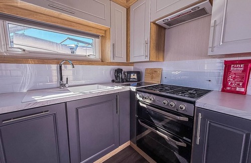 Pakefield Casa | Beautiful 6 berth caravan with full sea views for hire in Suffolk ref 68004CR
