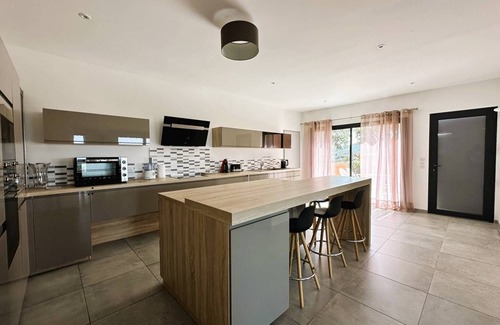La Londe-les-Maures Casa | Beautiful air-conditioned villa for 6 people with pool and stunning sea view in La Londe les Maures