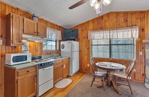 Sevierville Cabina | Hermosa, asequible, cabaña cerca de Pigeon Forge para parejas.
