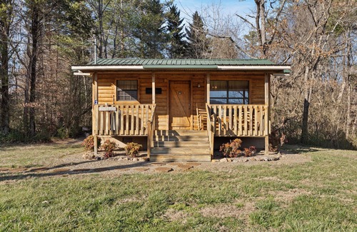 Sevierville Cabina | Hermosa, asequible, cabaña cerca de Pigeon Forge para parejas.
