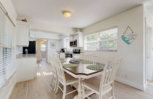 Harbor Village Casa | Beautiful & airy dog-friendly home near the beach with private pool, yard, grill