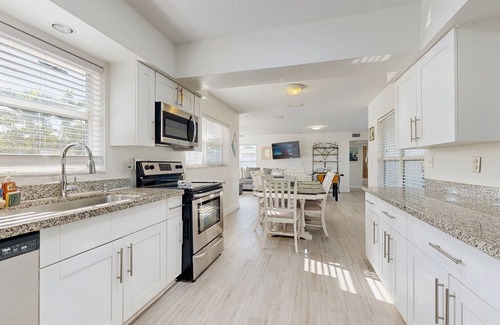 Harbor Village Casa | Beautiful & airy dog-friendly home near the beach with private pool, yard, grill