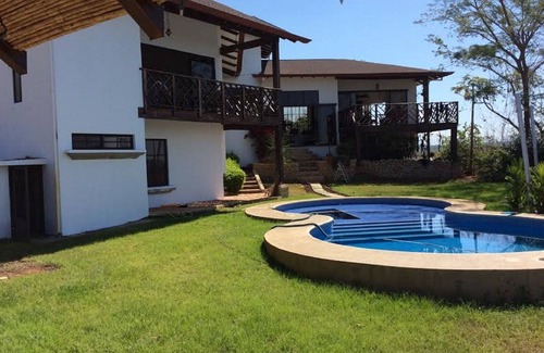 San Miguel Apartamento | Hermosa propiedad y cómodo en las montañas con vistas al mar!