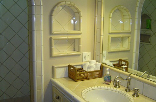 The Strand Apartamento | Beautiful and newer across the street from the beach