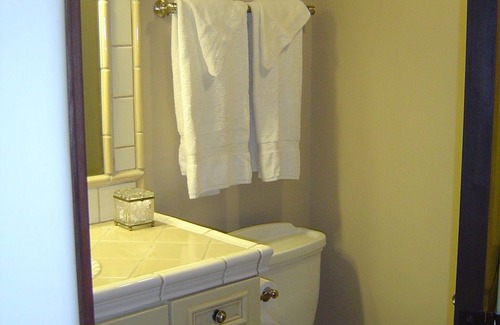 The Strand Apartamento | Beautiful and newer across the street from the beach