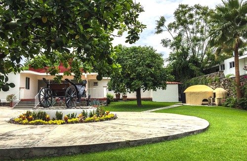 Tres de Mayo Casa | Hermoso y privado Bungalow rodeado de arboles