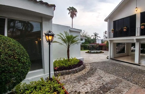 Tres de Mayo Casa | Hermoso y privado Bungalow rodeado de arboles