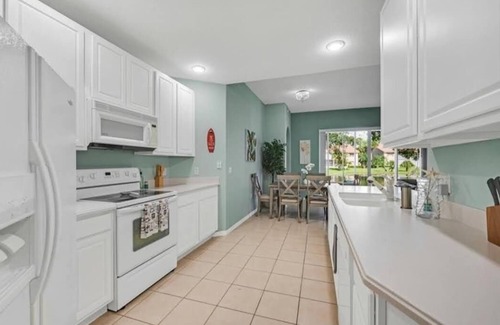 Naples Villa | Beautiful and spacious villa with 1-car garage in Glen Eagle Golf & Country Club