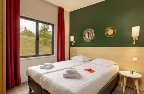 Chaumont-sur-Tharonne Casa | Beautiful apartment in villa for 6 guests with WIFI, pool, hot tub, TV, terrace and parking