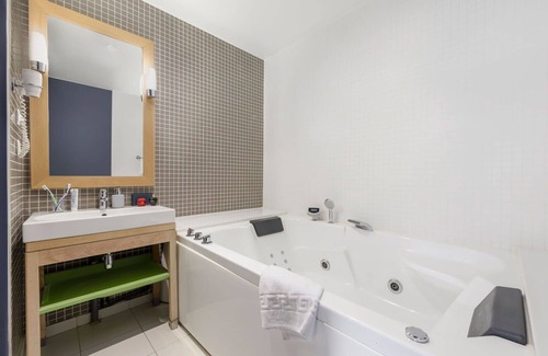 Chaumont-sur-Tharonne Casa | Beautiful apartment in villa for 6 guests with WIFI, pool, hot tub, TV, terrace and parking