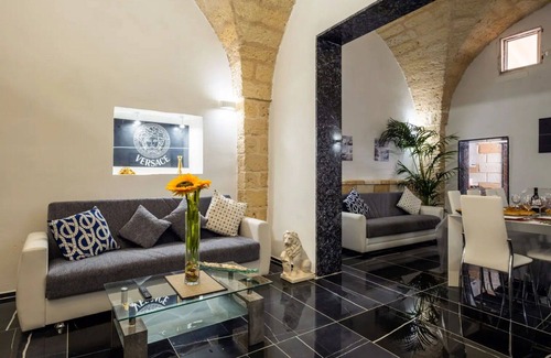 Salice Salentino Apartamento | Beautiful apartment for 6 guests with WIFI, hot tub, A/C, TV and terrace, close to Lecce