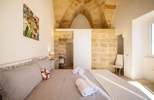 Salice Salentino Apartamento | Beautiful apartment for 6 guests with WIFI, hot tub, A/C, TV and terrace, close to Lecce
