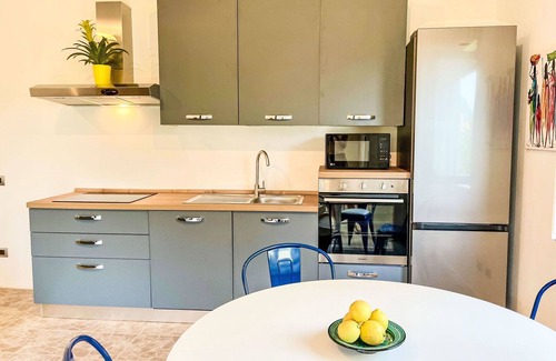 Abbadia Lariana Apartamento | Acogedor apartamento para 4 personas con A/C, WIFI, TV, patio y aparcamiento