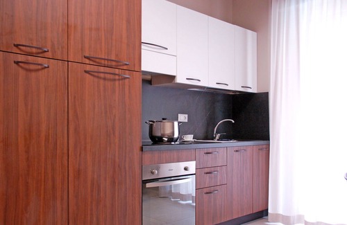 Alba Adriatica Apartamento | Acogedor apartamento con piscina, A/C, WIFI, TV, balcón, mascotas permitida y aparcamiento