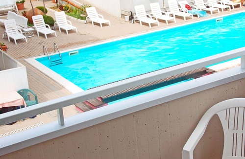 Alba Adriatica Apartamento | Acogedor apartamento con piscina, A/C, WIFI, TV, balcón, mascotas permitida y aparcamiento