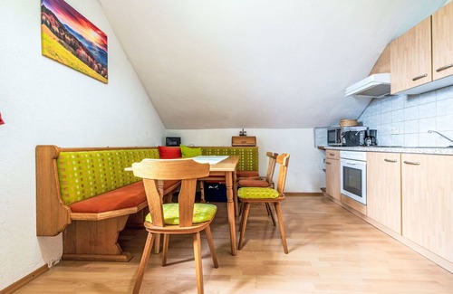 Oeblarn Villa | Bonito apartamento en villa para 6 personas con WIFI y TV