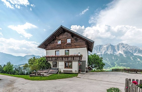 Oeblarn Villa | Bonito apartamento en villa para 6 personas con WIFI y TV