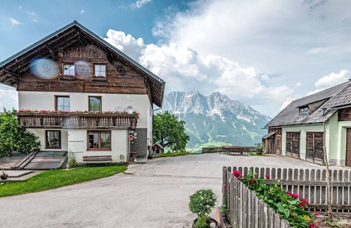 Oeblarn Villa | Bonito apartamento en villa para 6 personas con WIFI y TV