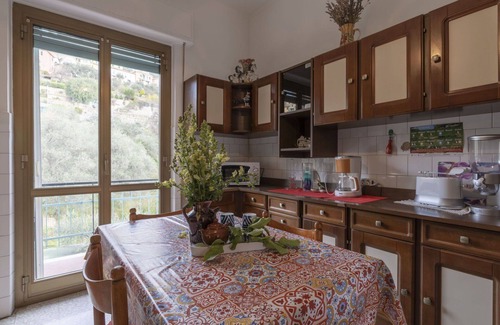 Pietrabruna Apartamento | Bonito apartamento para 5 personas con WIFI, TV, balcón, mascotas permitida y vista panorámica