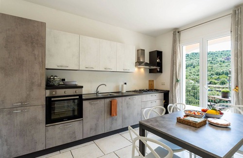 Pontedassio Apartamento | Hermoso apartamento para 6 personas con piscina, WIFI, patio y mascotas permitida