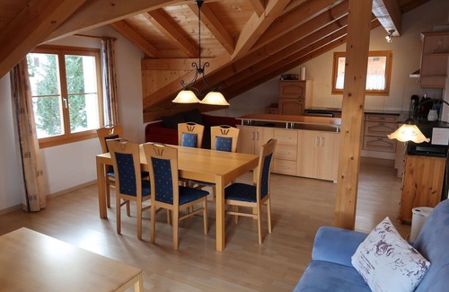 Riom-Parsonz Apartamento | Bonito apartamento para 6 personas con WIFI, TV, balcón, mascotas permitida y vista panorámica