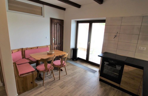 Zupanovice Apartamento | Hermoso apartamento para 9 personas con piscina, WIFI, TV, patio y mascotas permitida